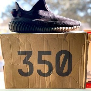 350 V2 Non reflective. Missing laces